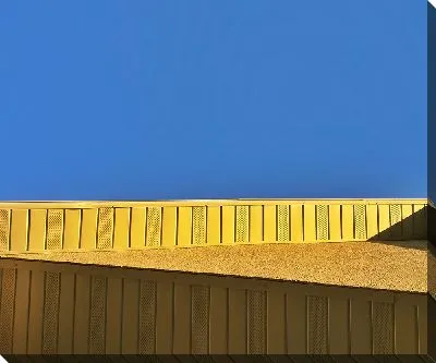 Желтый деревянный фасад