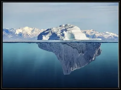 Айсберг - вид над водой и под водой