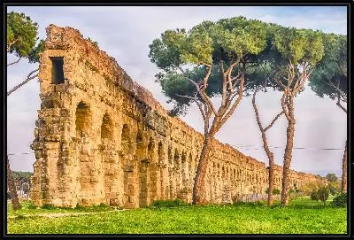 Акведук и сосны Пиния