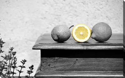 Желтые лимон среди черно-белых