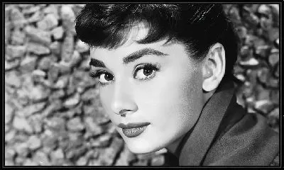 Черно-белый портрет Одри Хепбёрн