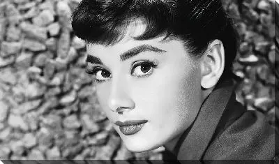 Черно-белый портрет Одри Хепбёрн