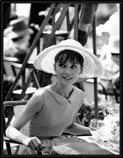 Картина Одри Хепбёрн на стуле