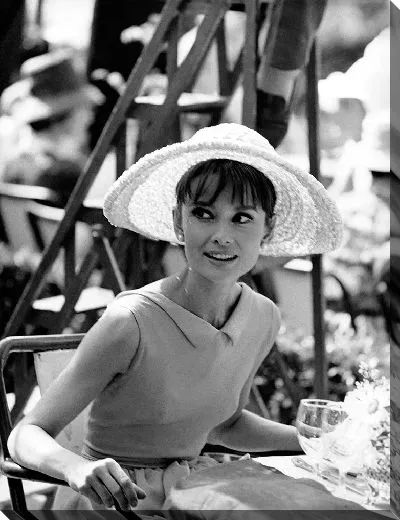 Постер Одри Хепбёрн на стуле