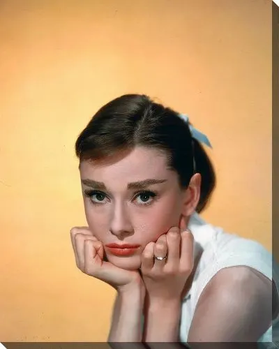 Постер Грустная Одри Хепбёрн