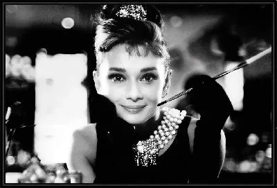 Одри Хепбёрн с мундштуком