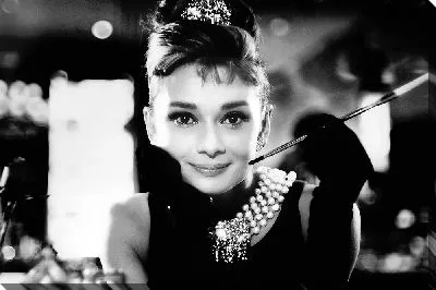 Одри Хепбёрн с мундштуком