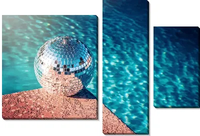 Диско-шар у бассейна