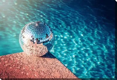 Диско-шар у бассейна