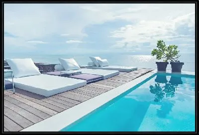 Лежаки у бассейна