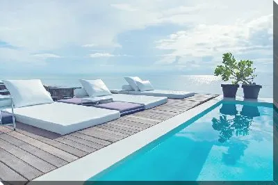 Лежаки у бассейна