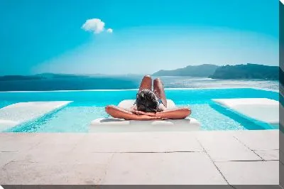 Постер Девушка загорает у бассейна