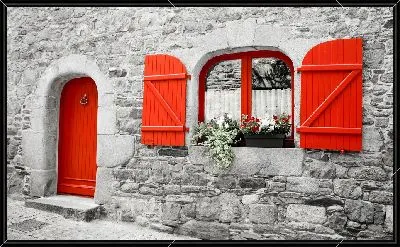 Красная дверь и красные створки окна