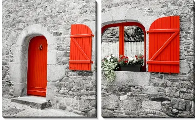 Красная дверь и красные створки окна