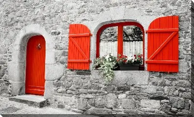 Красная дверь и красные створки окна