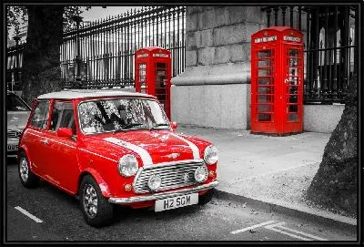 Красный Мини Купер на дороге