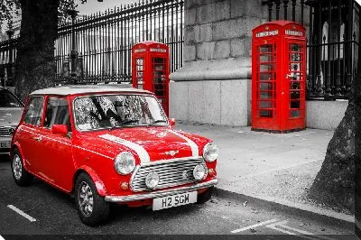 Красный Мини Купер на дороге