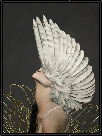 Картина Девушка с перьями на голове на фоне золотого контура