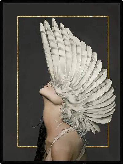 Картина Девушка с перьями на голове на фоне золотого прямоугольника