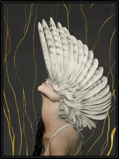 Картина Девушка с перьями на голове на фоне золотых линий