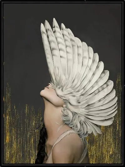 Картина Девушка с перьями на голове на фоне золотой текстуры