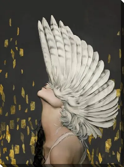 Картина Девушка с перьями на голове на фоне золотых мазков