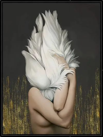 Картина Девушка с перьями с золотой текстурой