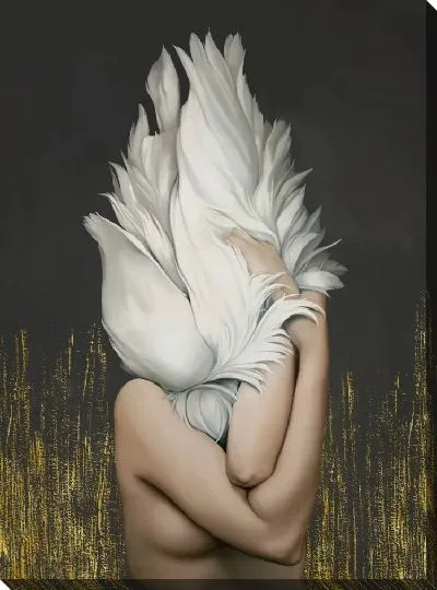 Картина Девушка с перьями с золотой текстурой