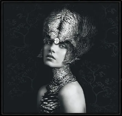 Картина Девушка с колье и перьями на голове