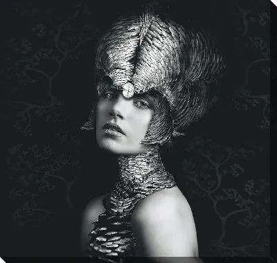 Девушка с колье и перьями на голове