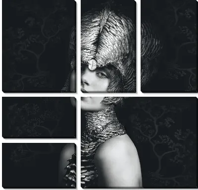 Девушка с колье и перьями на голове