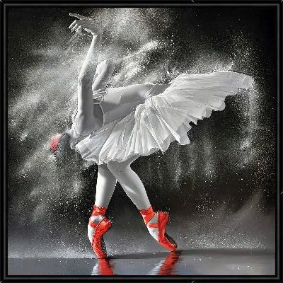 Балерина в позе лебедя и красных пуантах