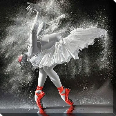 Балерина в позе лебедя и красных пуантах
