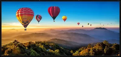 Картина Полет воздушных шаров над туманными горами