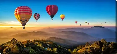 Постер Полет воздушных шаров над туманными горами