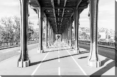 Постер Колонны под мостом