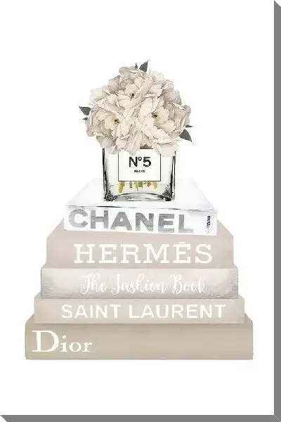 Картина маслом Chanel №5 на бежевых книгах с пионами