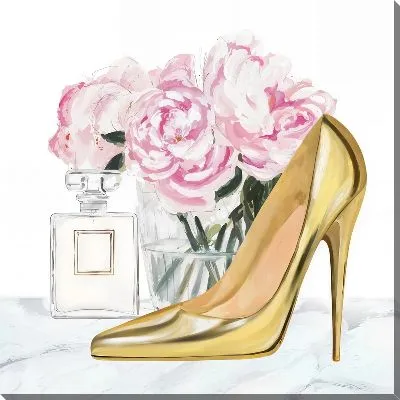 Золотые туфли рядом с духами и пионами
