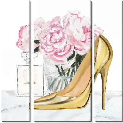 Золотые туфли рядом с духами и пионами
