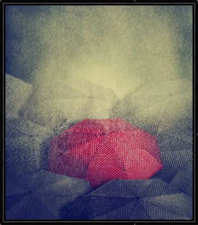 Красный зонт на фоне серых зонтов