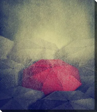 Красный зонт на фоне серых зонтов