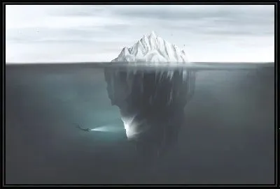 Дайвер рядом с айсбергом