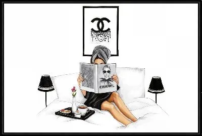 Отдых на кровати за чтением журнала