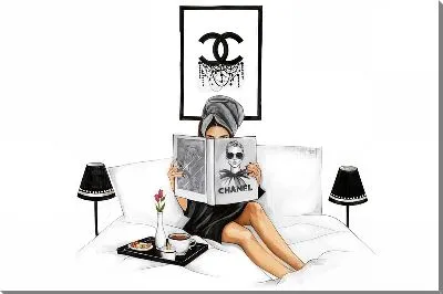 Отдых на кровати за чтением журнала