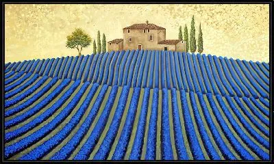 Дома на возвышенности перед лавандовым полем