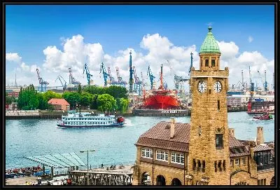 Порт с кранами в Гамбурге