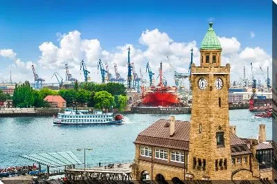 Порт с кранами в Гамбурге