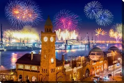 Фейерверк в ночном небе Гамбурга