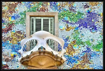 Мозаичный фасад дома Гауди