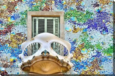 Мозаичный фасад дома Гауди